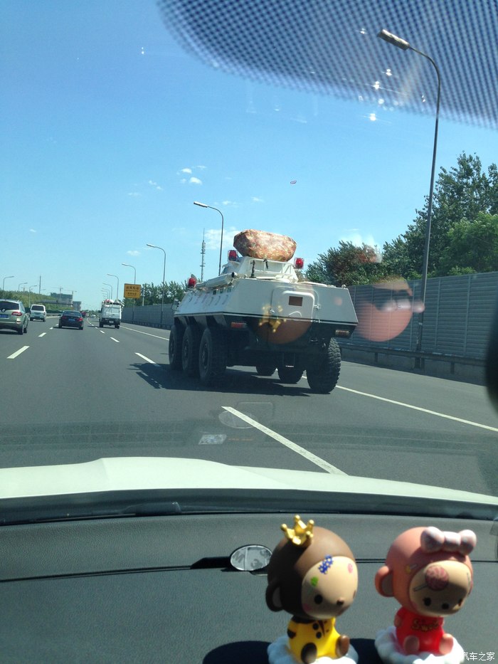 实在找到单独给猴子拍照片,这在北京北环时候拍装甲车时候捎带两只