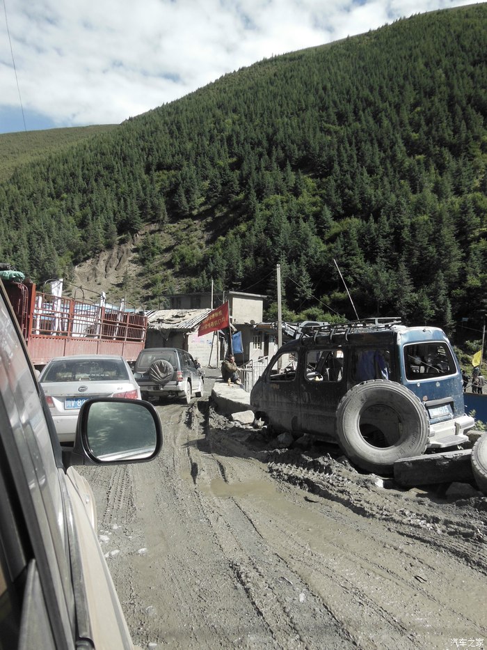 这里堵车了,还好有人指挥,我们很快就过去了.