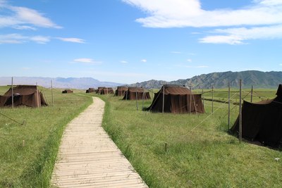 过去游牧时住的牛毛毡房,这里是褐色的,甘南是黑色的.