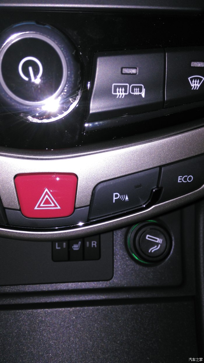 应急灯按键右边的这个开关就是雷达开关.你看看是不是关上了?