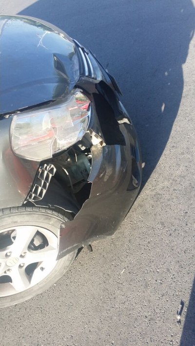 车灯,车前面,车前盖都有撞到.